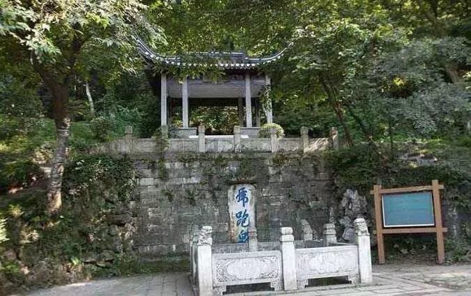 根据杭州地方志记载,唐元和十四年(819)性空禅师,来到杭州大慈山,见