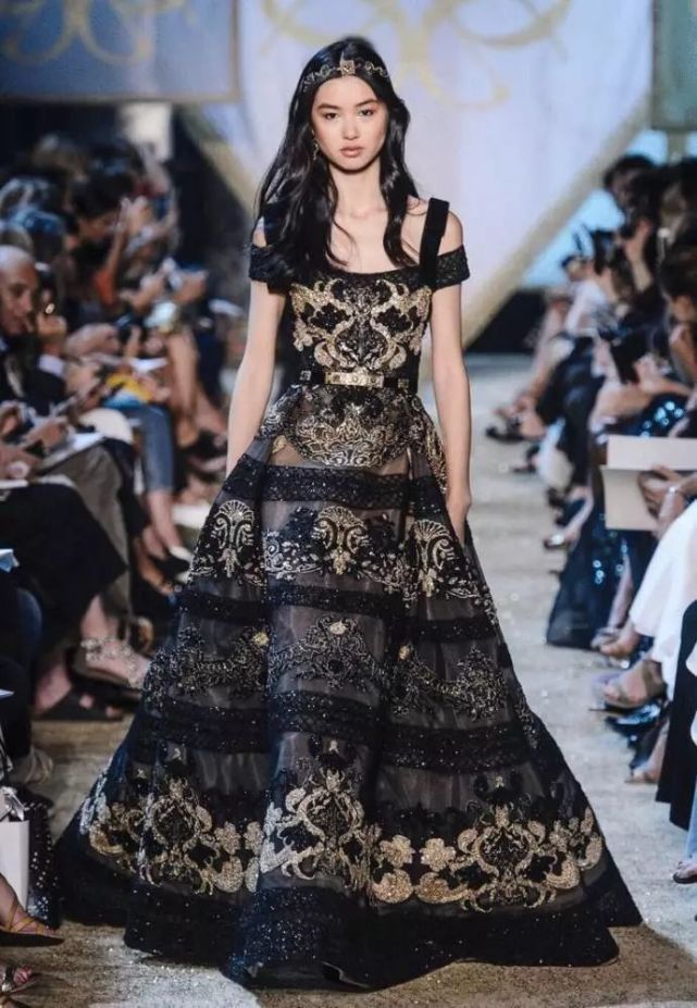 14岁出道就成名,19岁登维密舞台,如今成时尚圈的国际超模