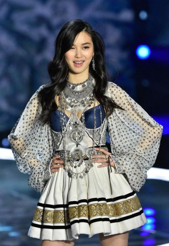 14岁出道就成名,19岁登维密舞台,如今成时尚圈的国际超模