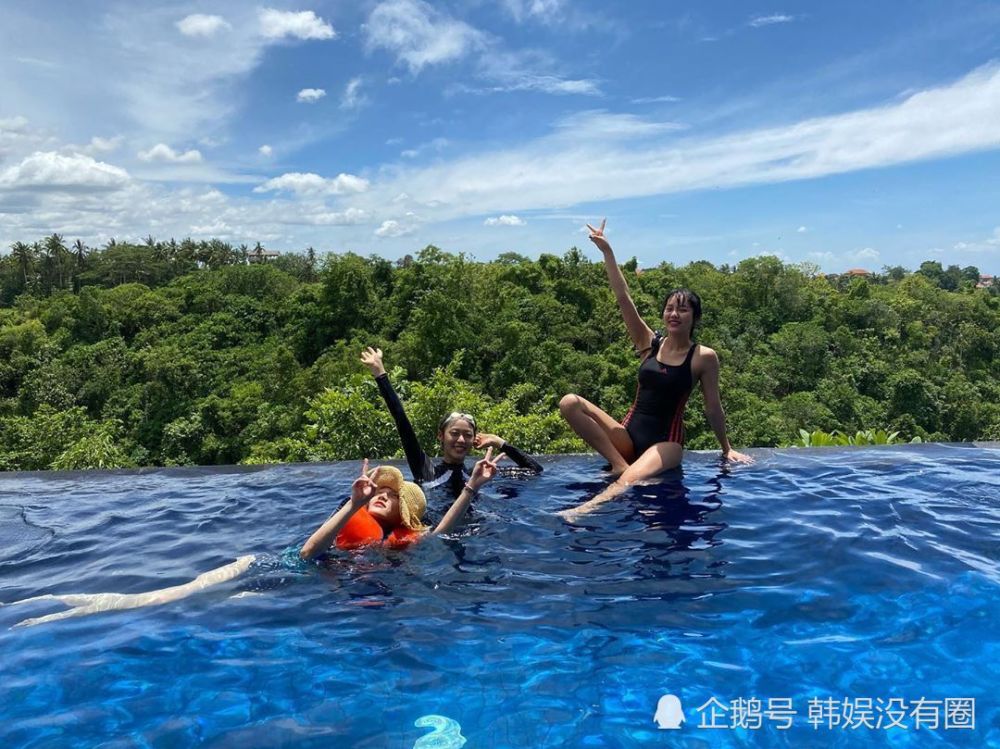 aoa 金雪炫 ins 晒泳装照,性感身材吸睛_腾讯新闻