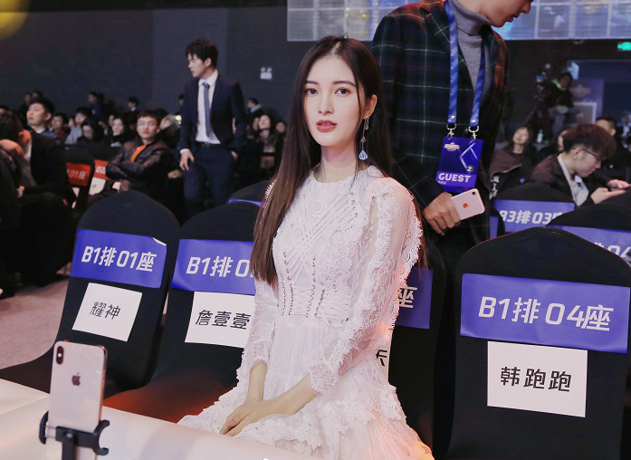 企鹅一姐金禾闷声放大招,转身获得新奖项,跟冯提莫一样讨人喜欢