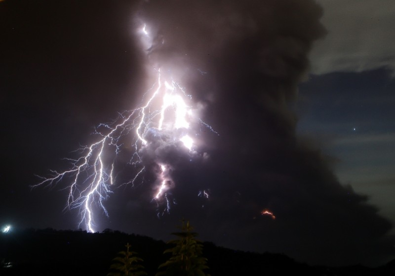 菲律宾火山爆发视频