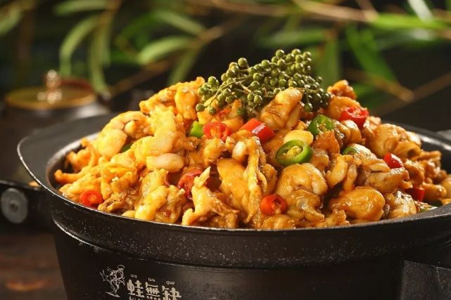 调料,经由大厨的手精心炒制,一锅色香味形俱佳的青藤椒美蛙锅就做好了