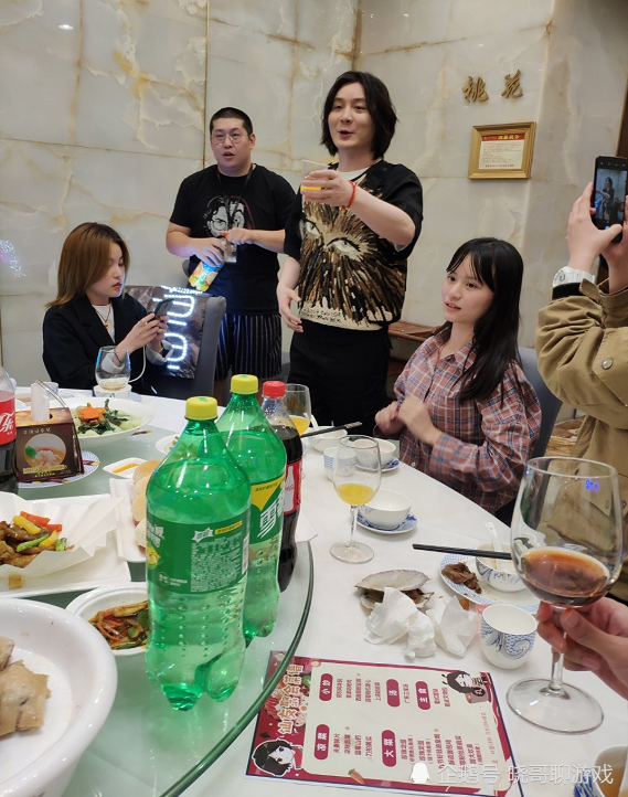 张大仙请粉丝吃饭却发现有人偷拍自己于是他拿下了对方的手机
