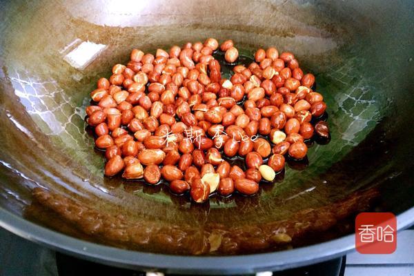 炒至花生外衣红亮,口感香脆时盛出,滤掉多余油分备用(炒好的花生米放