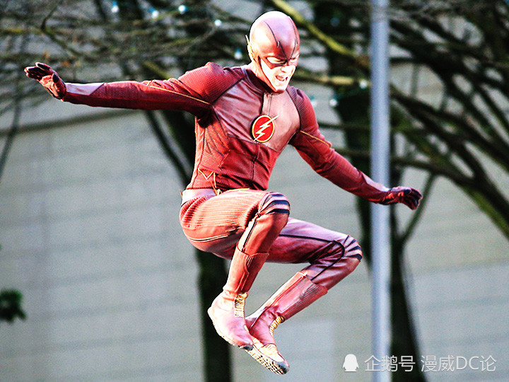 CW电视台续签13部美剧,闪电侠女超人女蝙蝠