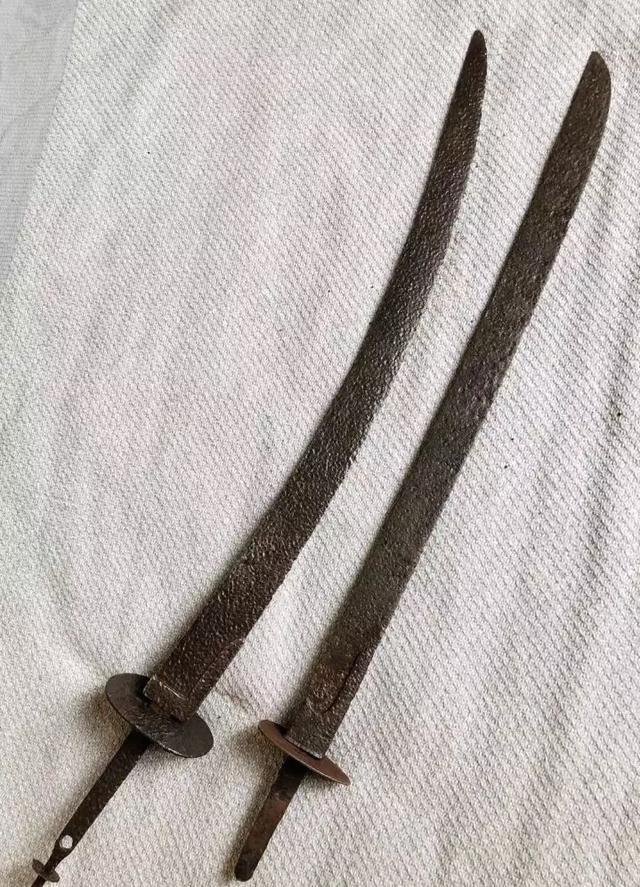 出土于黑龙江的两柄辽金时代的战刀,非常直观地展示了辽金时代曲刃刀
