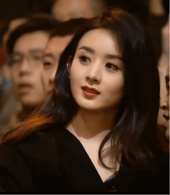 赵丽颖可以啊,微博之夜不跟85花同框,和华谊总裁王中军一起密聊