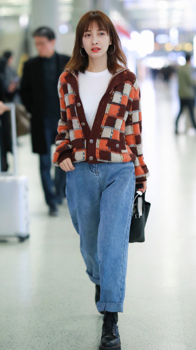 吴昕衣品爆棚,chanel针织衫搭配蓝色牛仔裤,时尚又休闲