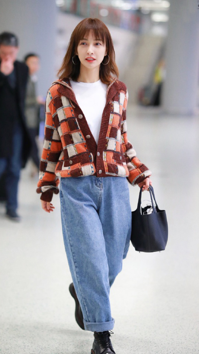 吴昕衣品爆棚,chanel针织衫搭配蓝色牛仔裤,时尚又休闲