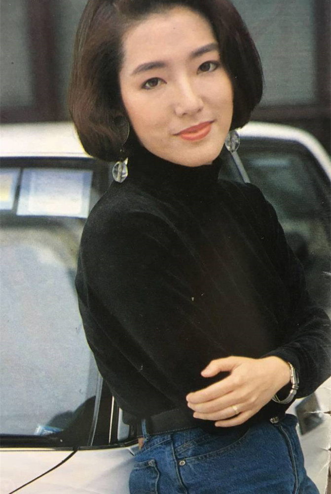 51岁关宝慧晒自拍笑容满脸状态好曾坦言想结婚哪怕80岁