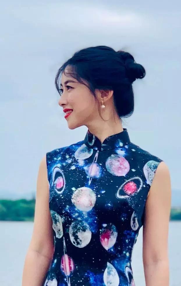 栗娜终于换上了旗袍看到她的尤物身材粉丝心动