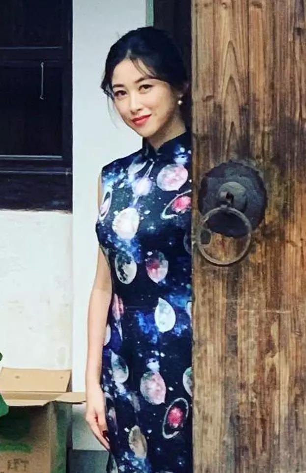 栗娜终于换上了旗袍,看到她的尤物身材,粉丝:心动