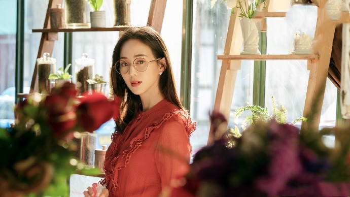 张钧甯新剧惊艳亮相!复古玫瑰红裙,不敌波点黑丝的魅力