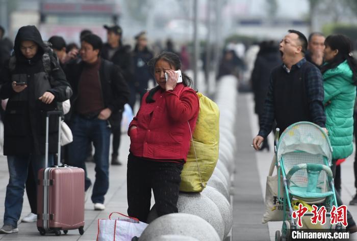 陈超 摄图为众多旅客通过火车站出口.