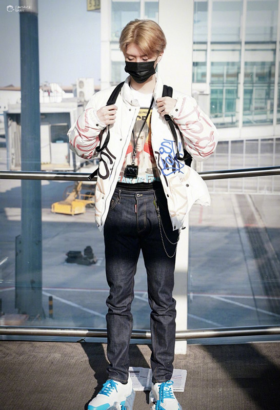 范丞丞首次亮相韩国风衣配荧光运动鞋腿长不输韩国欧巴