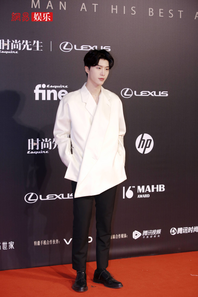 范丞丞首次亮相韩国,风衣配荧光运动鞋,腿长不输韩国欧巴_腾讯新闻