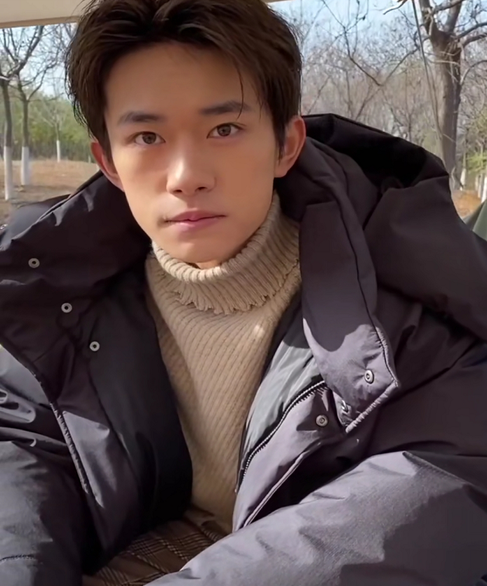 易烊千玺拍摄生图曝光19岁的颜值未免太真实真的爱了爱了