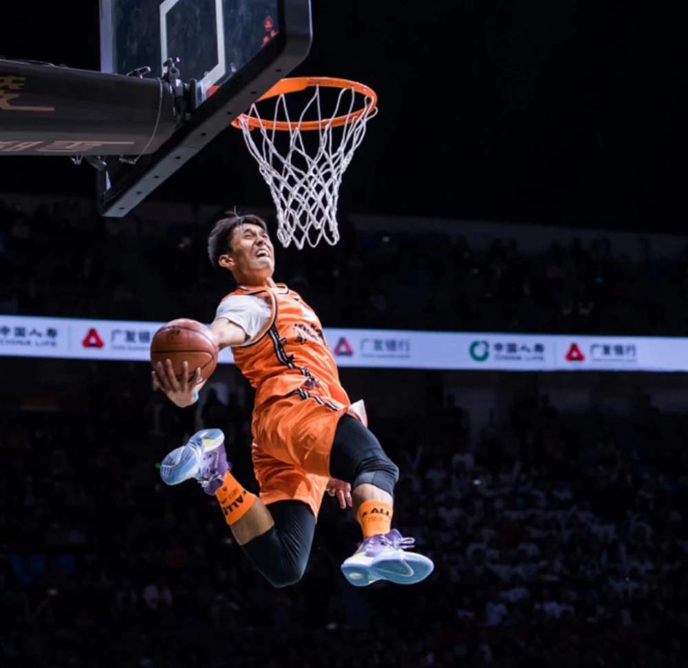 除了杜锋和曾繁日,赵睿和林书豪等人的1v1之外,本次比赛当中的扣篮