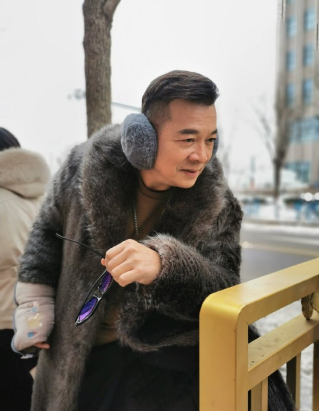 52岁反派专业户吴毅将近照穿皮草摆拍霸气十足曾是运动员