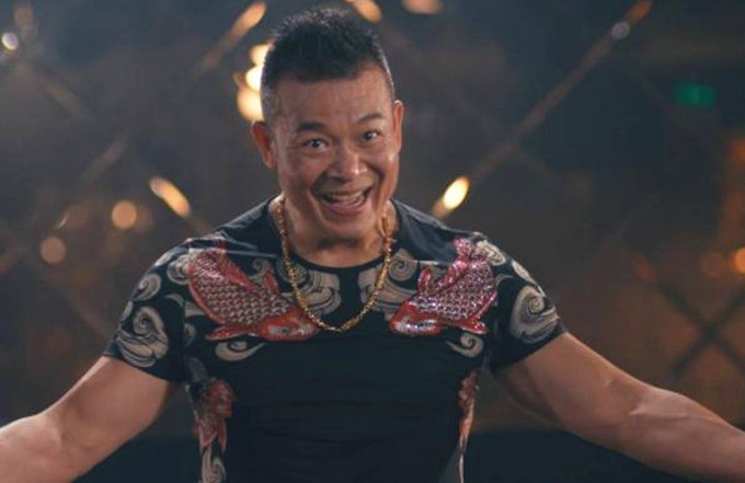 52岁反派专业户吴毅将近照穿皮草摆拍霸气十足曾是运动员