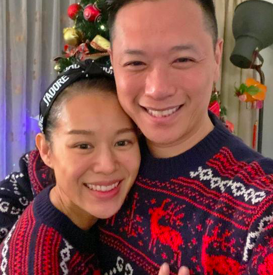 李奕霆生活质量高,年纪小就有潮鞋穿,胡杏儿老公衣着不及儿子