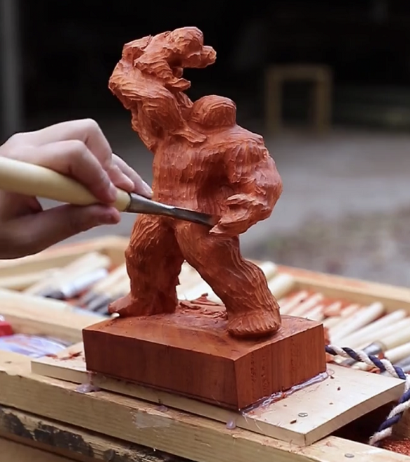 手艺人用木头雕刻"灭霸",开始不被看好,看到成品:给我来一打!