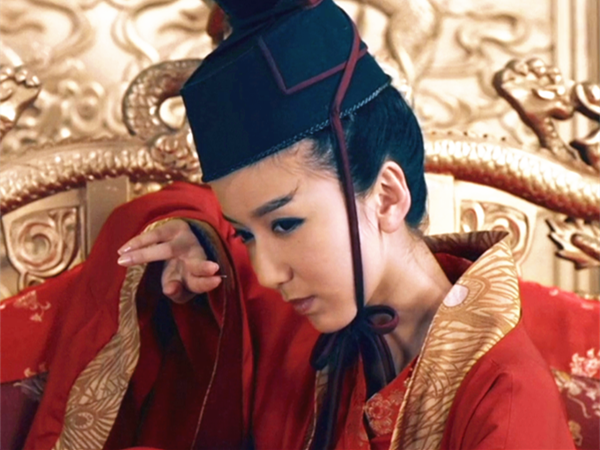 同样是扮演东方不败,胡一菲惊艳,陈乔恩娇媚,看到最后:这才是真教主