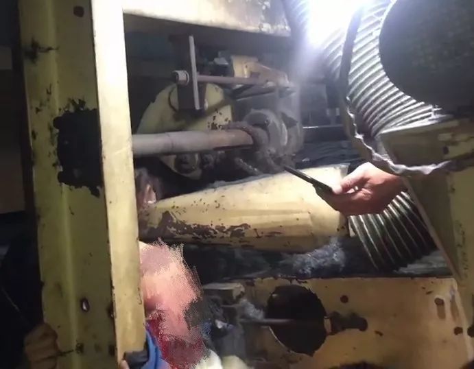 看着都疼!嘉定一女工手臂被卷进传送带机器