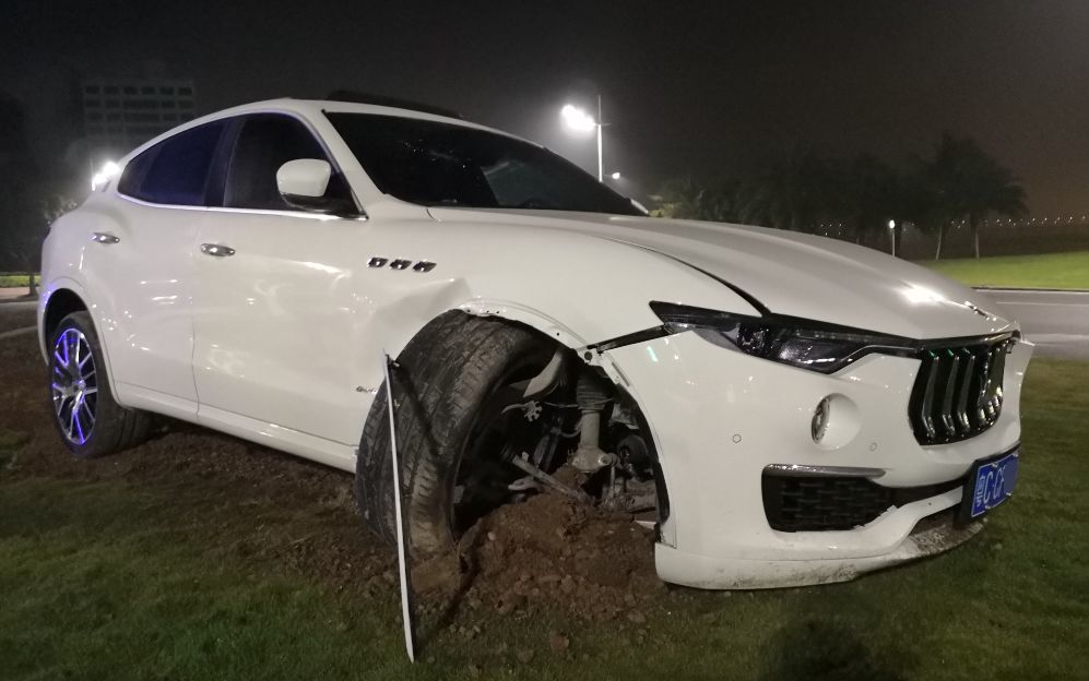 交警却在现场发现一对神秘男女!