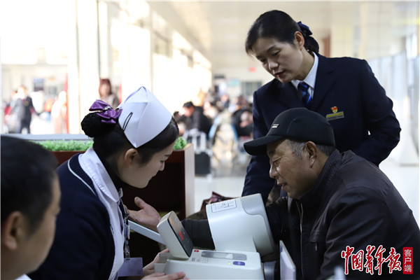 工作人员为旅客讲解乘车信息 邵敬东/摄