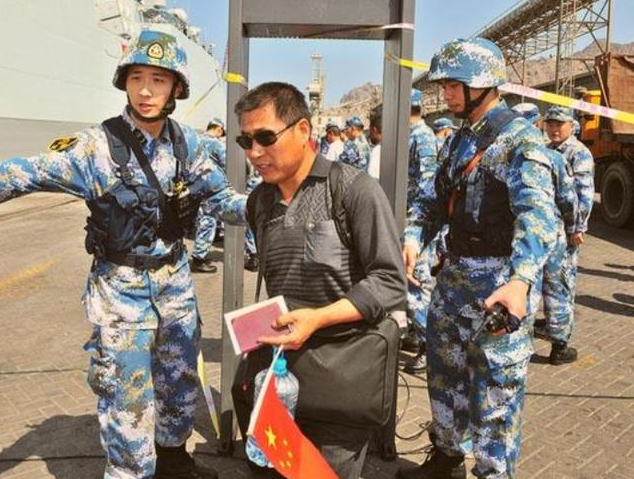 狠心不让我国桥民登机,17年后撤侨还想请我们帮忙?果断拒绝