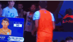 矣进宏走到篮架后面更换用球