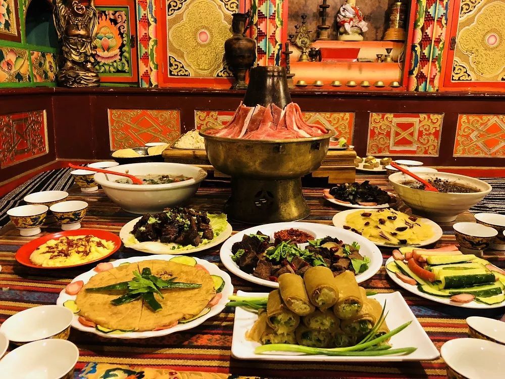 来到藏族人家,品尝藏族美食是必须的,地道的藏式土火锅一定不能错过!