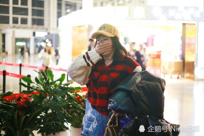 40岁秦岚真胆大把25700裤子穿在身上走机场罕见打哈欠美极了