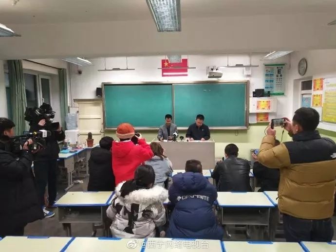 监控记录西宁路面塌陷瞬间：公交车陷入塌陷路面，坑内闪现出火花