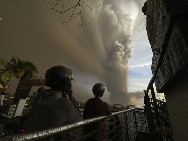 喷发出大量火山灰,已经严重影响菲律宾首都马尼拉,造成机场暂时关闭