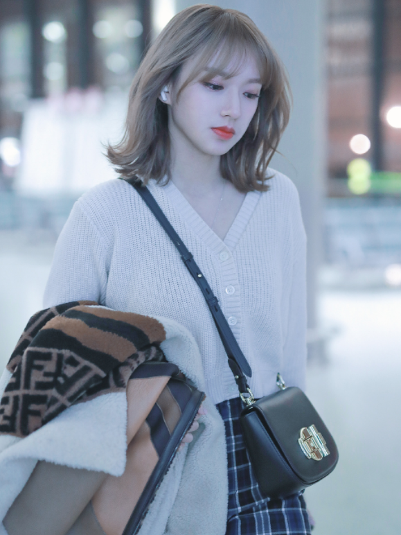 程潇颜值是真实存在吗?染新发色现身机场,五官精致像芭比娃娃!