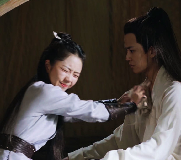 《锦衣之下》吻戏花絮,谭松韵坦坦荡荡,任嘉伦却"娇羞"如女子