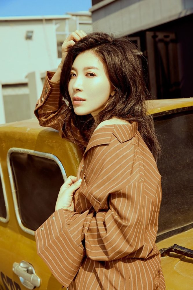 张棪琰夏日写真文艺复古风 尽显儒雅气质