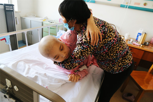 2015年女儿刘娜生病以来,刘兆学夫妻为救她跑遍了济南,北京等地的各大