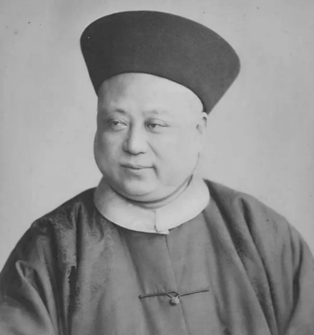 晚清老照片少爷搂着一妻一妾实拍裹小脚别再被电视剧骗了