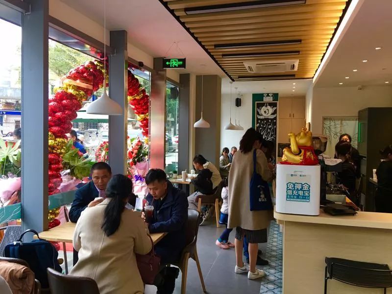 开业时,为了配合品牌总部的活动,h的奶茶店做了整整三天的"买一送一"