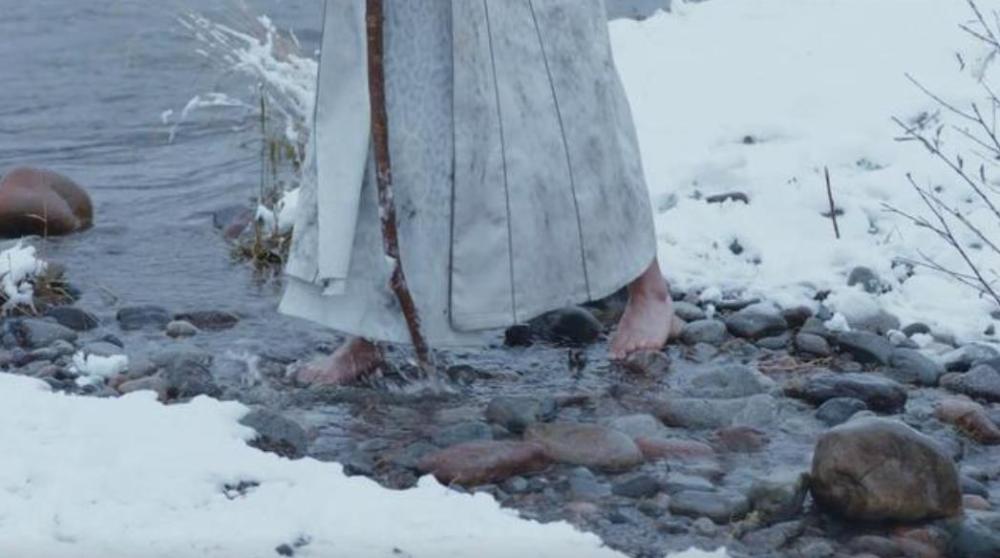 哪些瞬间让你觉得娱乐圈的不易?有人冰天雪地下水,有人被打到吐