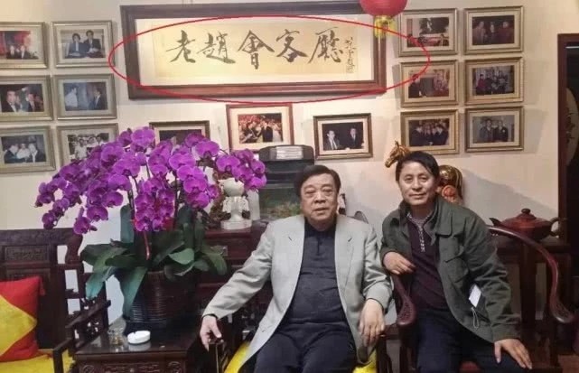 倪萍到医院探望赵忠祥:面戴口罩神情紧张,不时皱起眉头让人担心