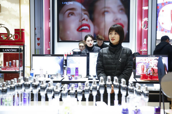 商场柜姐"养成记":每天2万的销售指标,至少站10个小时_腾讯新闻