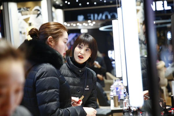 商场柜姐"养成记":每天2万的销售指标,至少站10个小时_腾讯新闻