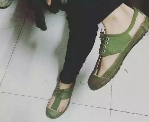 妹子把解放鞋穿出新时尚!