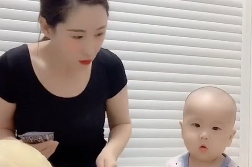 大地主辣妈带娃打牌火了娃被吓得一激灵咋脑瓜子嗡嗡的