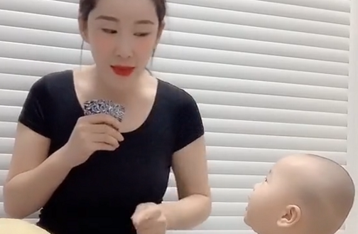 大地主辣妈带娃打牌火了娃被吓得一激灵咋脑瓜子嗡嗡的